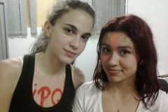 Estudantes detidas por beijo gay em culto pedem indenização de R$ 2 milhões a Feliciano