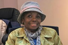 Coordenadora cristã é afastada após questionar introdução de livros LGBT em escola