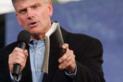 Franklin Graham recebe alta e diz que o sucesso da cirurgia foi a oração