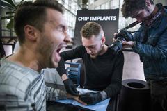 Microchip já está sendo usado como passaporte de vacinas para covid-19