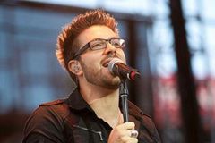 Marca da besta: cantor diz que passaporte de vacina abre caminhos