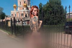 Modelo pode pegar até 1 ano de prisão por foto nua ao lado de Igreja, na Rússia