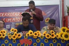 Evento “evangélico” da esquerda tem linguagem neutra e “línguas estranhas”