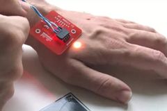 Implantes de microchip permitem pagamento usando apenas a mão