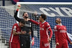 Alisson credita a Deus o primeiro gol pelo Liverpool: "Ele colocou a mão na minha cabeça"