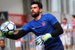 Goleiro do Vasco conta como a fé o ajudou a não desistir da carreira: "Deus cuidou de mim"