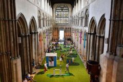 Esvaziadas, igrejas na Inglaterra apelam ao entretenimento com tobogã e golfe para atrair fiéis | Notícias Gospel