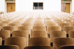 Universidade pagará US$ 400 mil a professor cristão por impor pronomes trans