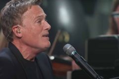 Michael W. Smith lança hino para arrecadar dinheiro para a Ucrânia