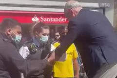 Pastor é preso por 'homofobia' após dizer que Deus criou ‘apenas 2 sexos'