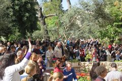 Milhares de cristãos se reúnem no túmulo vazio de Jesus em Jerusalém