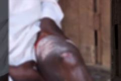 Diretor de escola é demitido e queimado após ser flagrado orando a Jesus