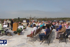 Cristãos celebram a Páscoa em templo destruído por tornado: "A igreja não é o edifício"