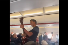 Pastor canta para passageiros em avião; vídeo viraliza e divide opiniões