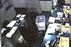 Ladrão se entrega à polícia após receber oração de balconista durante assalto