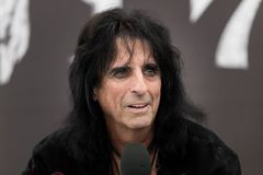 "Tomo café, pego minha Bíblia e passo uma hora lendo e orando", conta Alice Cooper