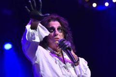 “Acordo, pego café e leio a Bíblia”, conta Alice Cooper