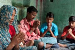 Moradores zombam de cristão por sua fé e acabam vendo cura milagrosa