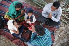 Família indiana é expulsa de aldeia por causa da fé: "Não vou deixar Jesus"