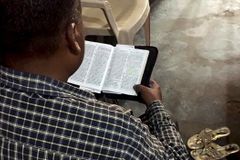 "O Deus que salvou Daniel da cova dos leões me livrou da morte", diz pastor perseguido