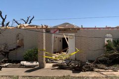 Cristãos realizam culto de Páscoa em templo destruído por tornado