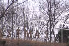 Ateus pressionam, mas cidade se recusa a remover cruzes de montanha