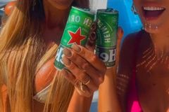 Famosa gospel aparece com cerveja e choca evangélicos