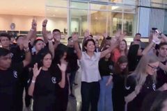 Michelle Bolsonaro ora e canta com jovens no Palácio Alvorada