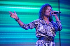 Nívea Soares lança versão ao vivo de "Ousado Amor"; assista