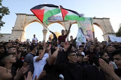 Milhares de palestinos se agrupam no Monte do Templo e exaltam terroristas do Hamas