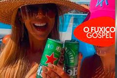 Foto de Alexandra Abrantes com cerveja divide evangélicos