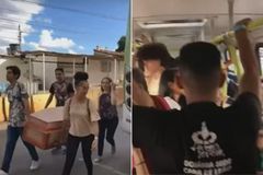 Jovens levam caixão a ônibus para pregar: "Muitos vivem como se Deus estivesse morto"