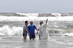 Pastor é rastreado por inteligente artificial ao realizar batismo na China