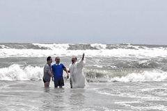 Policiais usam inteligência artificial para rastrear pastor após batismo na China