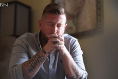 Após 10 anos orando, pai vê filho viciado sendo curado no altar: ‘Orei todos os dias’