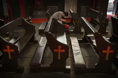 Polícia chinesa vigia e persegue fiéis durante passeio de igreja por temer batismo