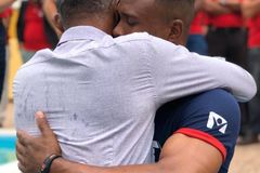Pai celebra batismo de filho após orar durante 20 anos por seu retorno à igreja