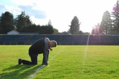 Suprema Corte dos EUA discute caso de treinador demitido por orar