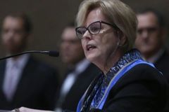 Rosa Weber dá dez dias para Bolsonaro explicar perdão a Silveira