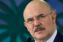 Arma de ex-ministro Milton Ribeiro dispara em aeroporto