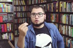 Arma: Yago Martins explora versículos bíblicos sobre direito à autodefesa