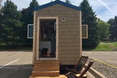 Igreja usa seu próprio terreno para construir pequenas casas para moradores de rua, nos EUA