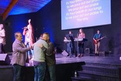Surdos são curados após oração em pequena igreja dos EUA: "A presença de Deus era forte"