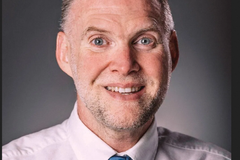 Homem abandona ateísmo após experiência com o Espírito Santo: "Caí de joelhos"