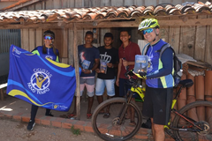 Missionários pedalam 40 km para evangelizar povoado no interior do Maranhão