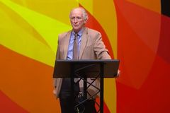 Cristãos que se casam com não cristãos devem ser excomungados pela igreja, afirmou John Piper