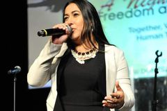 Mulher forçada a ritual satânico na infância é liberta por Jesus: ‘Ele invadiu a escuridão’