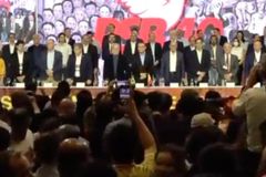 Comunismo: Lula fica em pé e reverencia Hino da Internacional Socialista