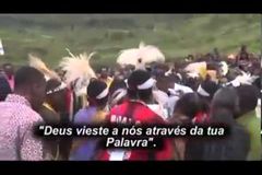 Vídeo mostra momento emocionante da entrega das Bíblias traduzidas à tribo Kimyal, na Indonésia