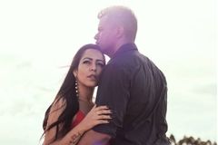 Após surto psicótico, mulher de personal mantém a sua fé lendo a Bíblia